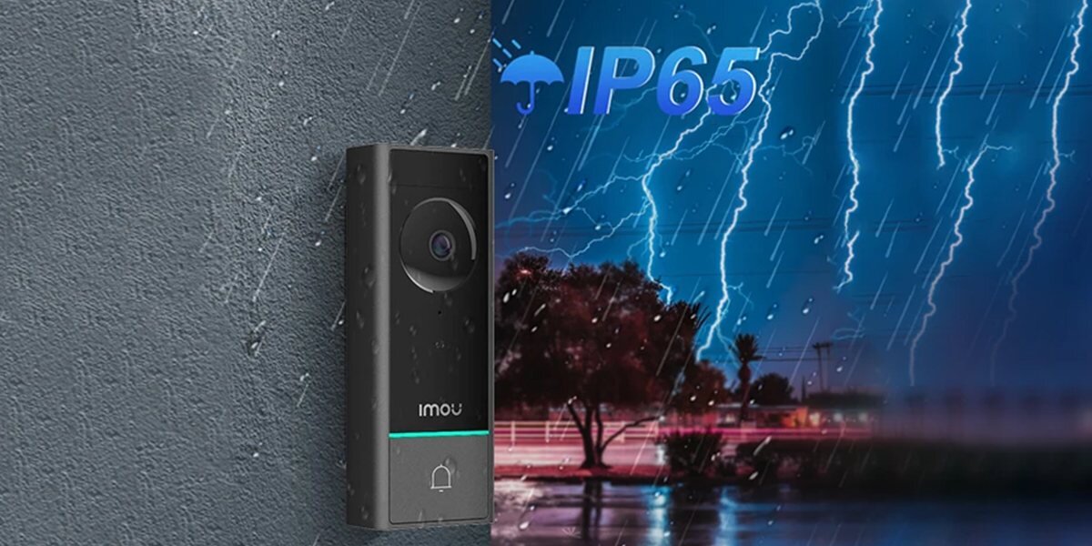 Dzwonek bezprzewodowy IMOU DB60 Kit, zaprojektowanie, IP65, odporność, działanie, dzwonek zamontowany do ściany budynku, w tle pora burzowo deszczowa