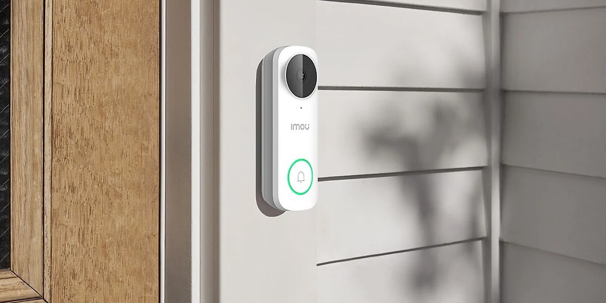 Dzwonek bezprzewodowy IMOU DB61i-W-D4P, monitoring, kamera, obserwacja, bezpieczeństwo, dzwonek zamontowany do ściany budynku na zewnątrz przy drzwiach wejściowych
