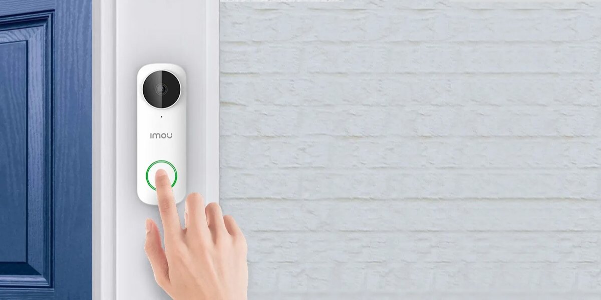 Dzwonek bezprzewodowy IMOU DB61i-W-D4P, Inteligentny, Bezprzewodowy, kontrolujesz, zaawansowany, palec dłoni przyciska przycisk dzwonka przy drzwiach wejściowych