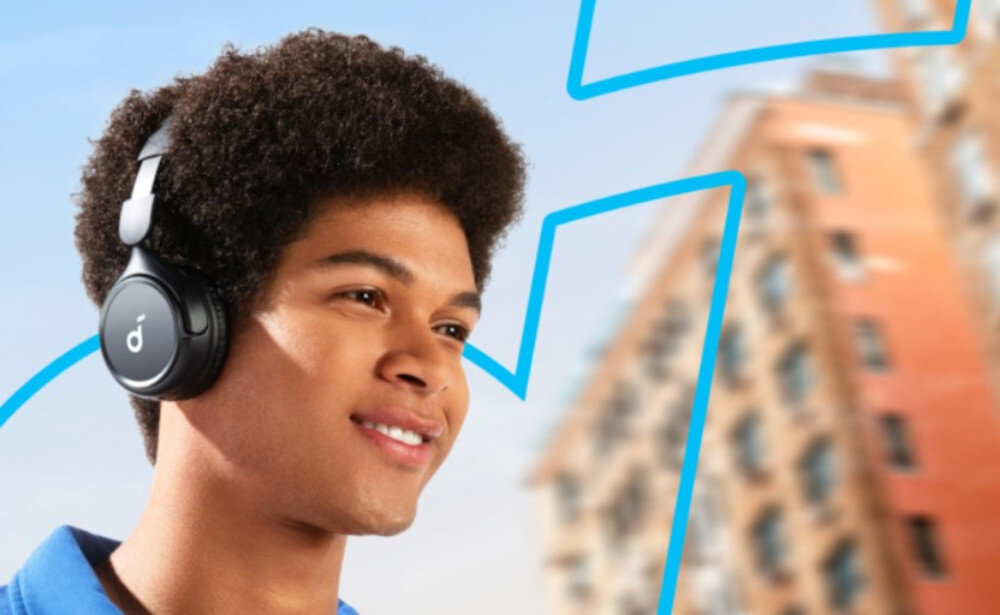 Słuchawki nauszne SOUNDCORE H30i mocny bas czysty dźwięk 40mm przetworniki, osoba z założonymi słuchawkami nausznymi