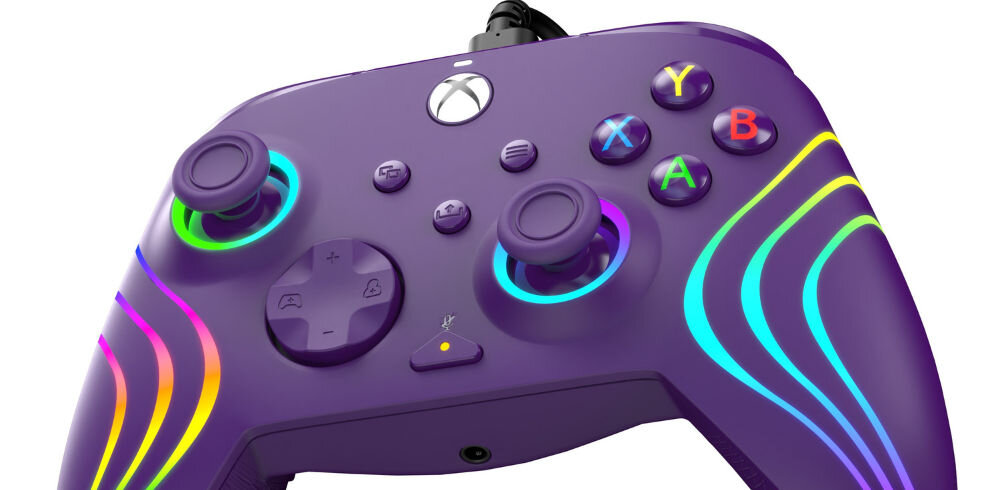 Kontroler PDP Afterglow Wave Xbox S/X/One/PC Fioletowy prezentacja kontrolera od przodu pod kątem na białym tle przewodowy kontroler 8 niezależnych stref podświetlania RGB kompozycje świetlne zmienne efekty aplikacja PDP Control Hub etetyka technologia emocje