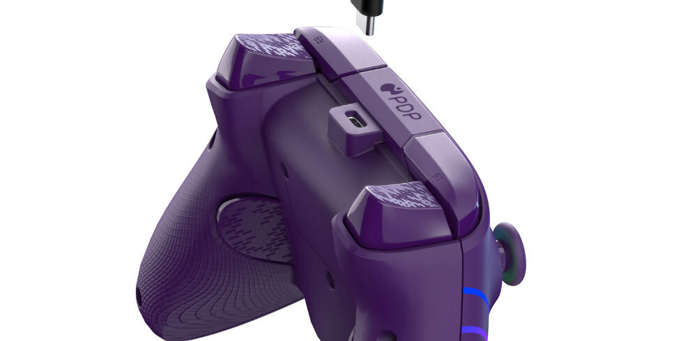 Kontroler PDP Afterglow Wave Xbox S/X/One/PC Fioletowy prezentacja pada od boku na białym tle antypoślizgowe tekstury precyzyjnie wyprofilowane uchwyty ergonomiczny kształt przewód USB-A/USB-C długość 2,5 m swoboda