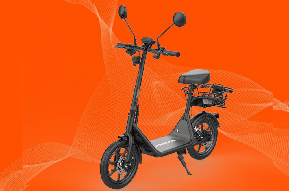 Skuter elektryczny MANTA Flinston MES1402J 45km 14 cali Czarny pomarańczowe tło skuter widoczny od przodu pod skosem mobilność transport przejażdżki czas wolny środek transportu