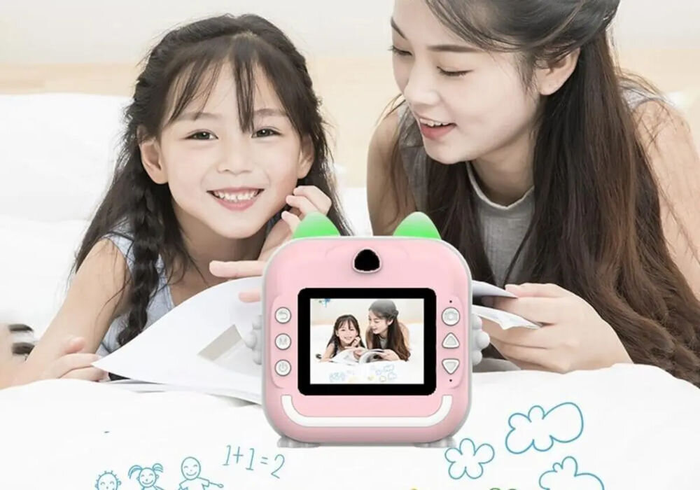 Drukarka EXTRALINK EPP-003 Złącze USB Różowy aparat-drukarka od strony ekranu w tle kobieta z dzieckiem wbudowany aparat połączenie z modułem drukującym eliminacja potrzeby przesyłania plików