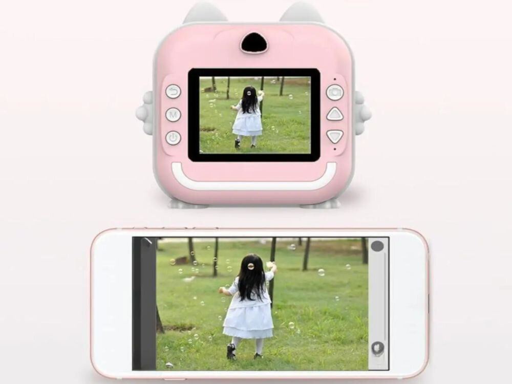 Drukarka EXTRALINK EPP-003 Złącze USB Różowy prezentacja urządzenia z włączonym zdjęciem dziecka obok telefon z włączoną aplikacją i tym samym zdjęciem białe tło dedykowana aplikacja Android iOS tablet smartfon kreator rysunków edytor tekstów etykiety banery