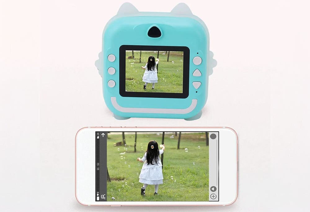 Drukarka EXTRALINK EPP-004 Złącze USB Niebieski prezentacja urządzenia z włączonym zdjęciem dziecka obok telefon z włączoną aplikacją i tym samym zdjęciem białe tło dedykowana aplikacja Android iOS tablet smartfon kreator rysunków edytor tekstów etykiety banery