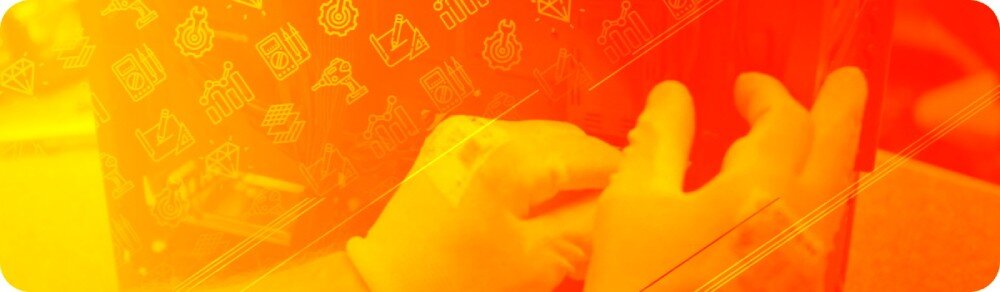 Komputer NTT HIRO Wingman ZKG-I9RTX40608G-TE24 Zdjęcie w odcieniach żółto-pomarańczowych przedstawiające dłonie osoby w rękawiczkach ochronnych podczas montażu elementów wewnątrz komputera, testy gwarancja jakości