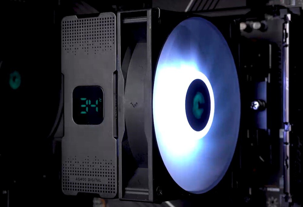 Chłodzenie CPU DEEPCOOL AG400 Digital ARGB Czarny chłodzenie zamontowane w komputerze z włączonym niebieskim podświetleniem wygląd opis