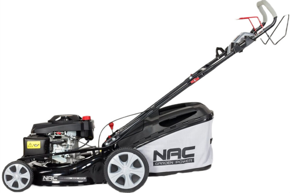 Kosiarka spalinowa z napędem NAC LS50-196-HSD-NG 510mm 3.6kW kosiarka na białym tle widoczna z boku mocny czterosuwowy silnik niezależność i duża siła cięcia do trawników o powierzchni do 1000 m2 lekka konstrukcja ergonomiczna rączka komfort manewrowania trwałe materiały