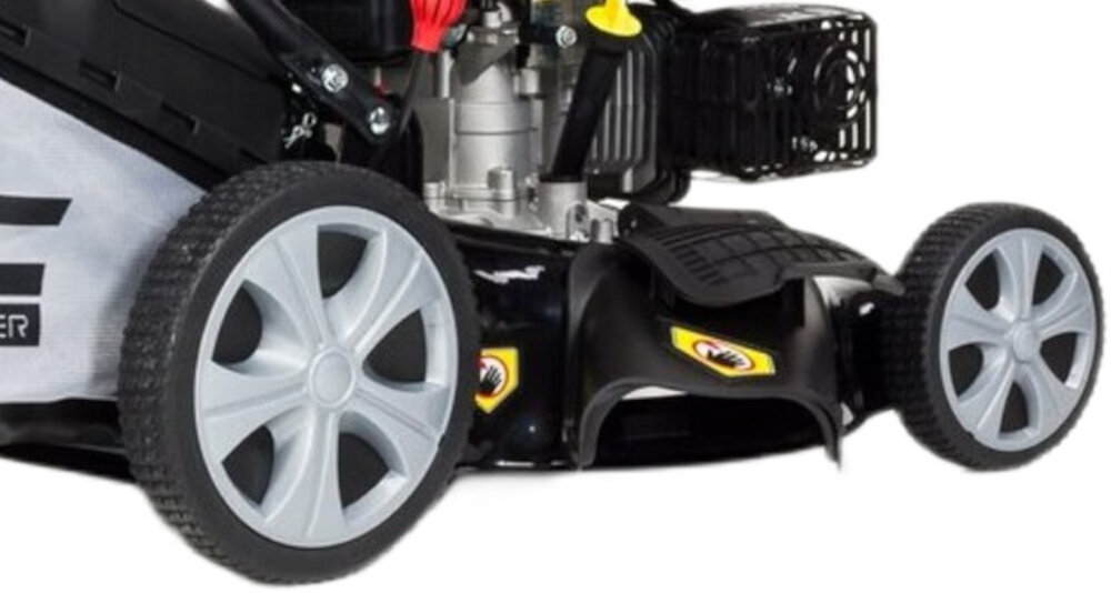 Kosiarka spalinowa z napędem NAC LS50-196-HSD-NG 510mm 3.6kW zbliżenie na koła przednie koło o średnicy 18 cm tylne o średnicy 25 cm stabilność płynne prowadzenie łożyska kulkowe minimalizują tarcie ułatwiają manewrowanie zmniejszają zużycie mechaniczne