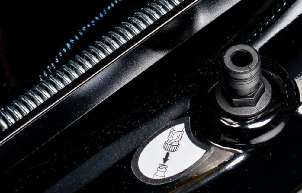 Kosiarka spalinowa z napędem NAC LS50-196-HSD-NG 510mm 3.6kW zbliżenie na szybkozłącze do mycia noży szybkozłącze do mycia noża ułatwia płynne przepłukanie elementu tnącego wodą po zakończeniu pracy użytkownik oszczędza czas i wysiłek nóż pozostaje w lepszej kondycji