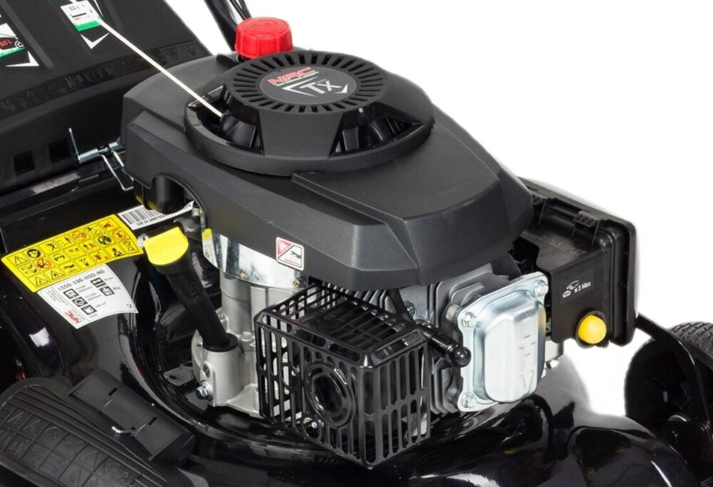 Kosiarka spalinowa z napędem NAC LS50-196-HSD-NG 510mm 3.6kW zbliżenie na silnik silnik marki NAC TX196 technologia czterosuwowa konstrukcja górnozaworowa OHV wysokie standardy działania pojemności 196 cm3 prędkość do 2800 obr/min maksymalny moment obrotowy do 10,5 Nm moc 3,6 kW zbiornik paliwa o pojemności 0,8 litra