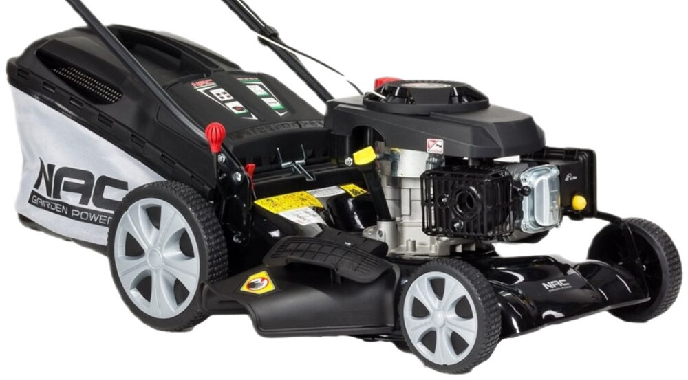 Kosiarka spalinowa z napędem NAC LS50-196-HSD-NG 510mm 3.6kW kosiarka na białym tle widoczna od przodu pod skosem zbliżenie na korpus silnik z pionowym wałem napędowym żeliwna tuleja cylindra trwałość odporność na zużycie ręczne ssanie i rozrusznik poziom hałasu na poziomie około 98 dBA