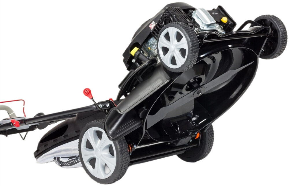 Kosiarka spalinowa z napędem NAC LS50-196-HSD-NG 510mm 3.6kW kosiarka na białym tle widoczna od spodu zbliżenie na noże noże z wysokiej jakości stali bardzo wytrzymałe i niemal niezniszczalne wyprofilowane noże kształtowane krawędzie tnące szerokość robocza 51 cm