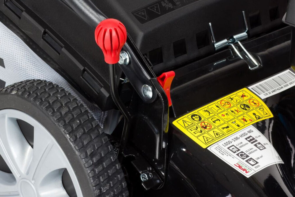 Kosiarka spalinowa z napędem NAC LS50-196-HSD-NG 510mm 3.6kW zbliżenie na dźwignię do regulacji wysokości koszenia 7-stopniowa centralna regulacja wysokości koszenia w zakresie 25-75 mm szybko i precyzyjnie dostosować długość trawy do indywidualnych potrzeb system centralny umożliwia jednoczesne ustawienie wszystkich kół równomierne cięcie na całej powierzchni trawnika