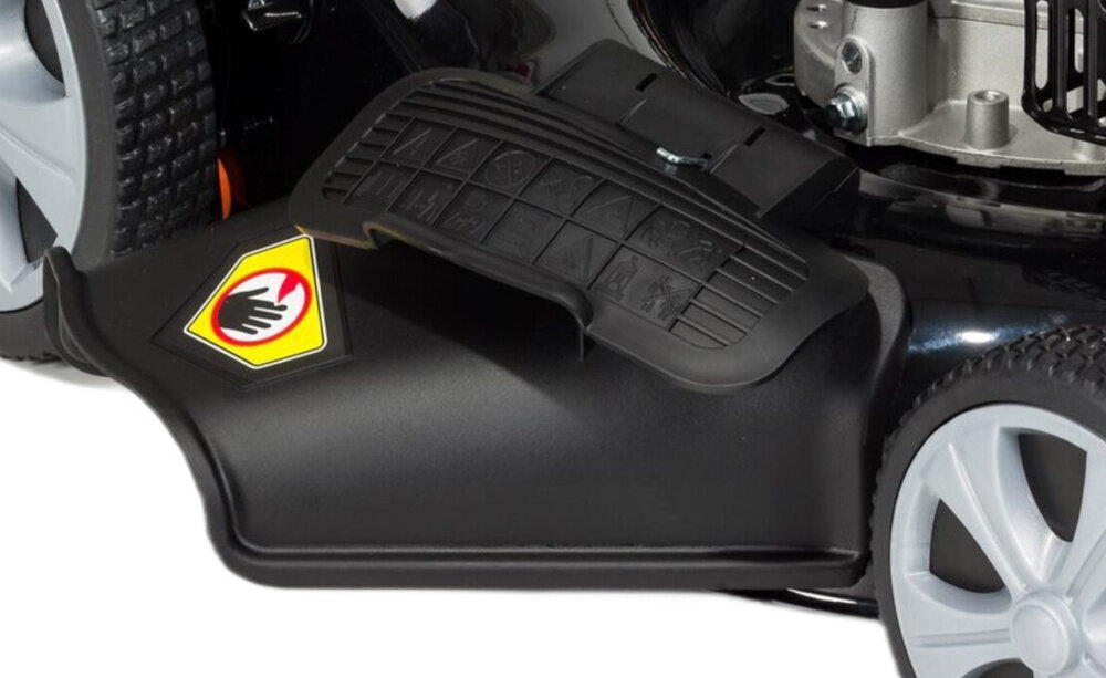 Kosiarka spalinowa z napędem NAC LS50-196-HSD-NG 510mm 3.6kW kosiarka na białym tle zbliżenie na wyrzut boczny widoczna zaślepka wyrzutu bocznego cztery tryby pracy wyrzut do kosza wyrzut tylny bez kosza wyrzut boczny funkcja mulczowania praktyczne zaślepki mieląca oraz bocznego wyrzutu naturalny nawóz dla trawnika zwiększa uniwersalność dopasować sposób koszenia do rodzaju trawnika oraz warunków pracy