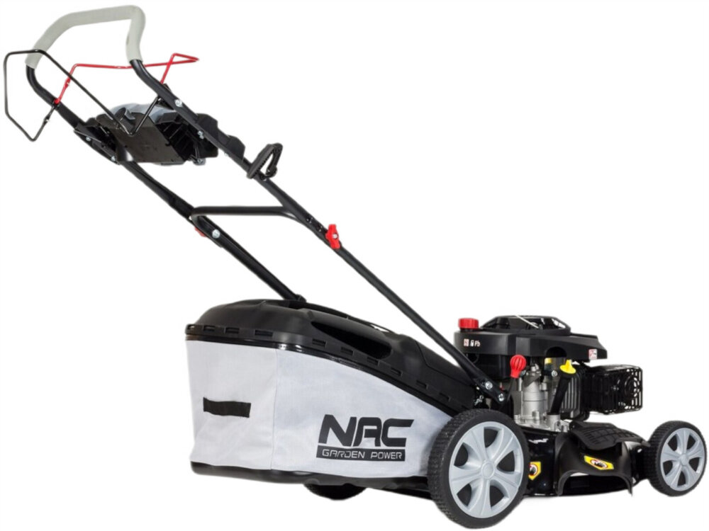 Kosiarka spalinowa z napędem NAC LS50-196-HSD-NG 510mm 3.6kW kosiarka na białym tle widoczna od tyłu pod skosem wytrzymała obudowa wykonana ze stali o wadze 39 kg trwałość odporność na uszkodzenia mechaniczne stalowa konstrukcja oferuje większą stabilność i dłuższą żywotność