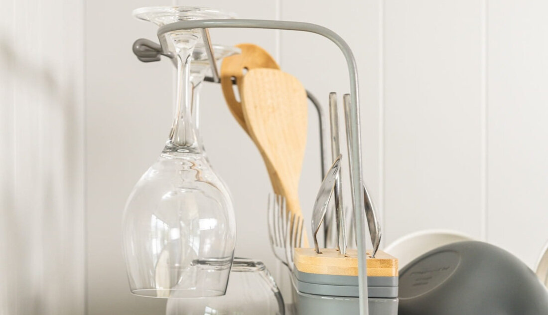 Suszarka do naczyń KITCHENAID KEG896BXCGA Specjalistyczne Akcesoria praktyczne dodatki Wyjmowany pojemnik na sztućce wygoda przechowywanie Bambusowy blok Wieszak-reling kieliszki
