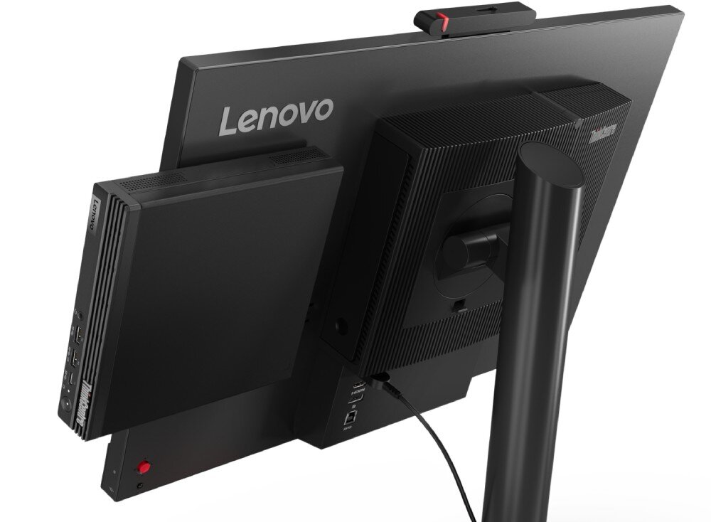 Komputer LENOVO ThinkCentre M70q Gen 5 Widok na tył monitora, do którego przymocowana jest mała obudowa komputera w dedykowanym uchwycie, co pozwala na oszczędność miejsca na blacie, ochrona, bezpieczeństwo