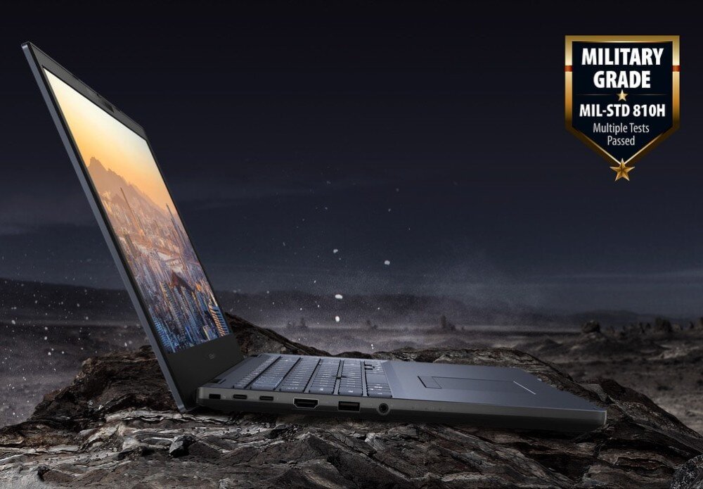 Laptop ASUS ExpertBook B2502CBA-BQ0332X Laptop na skalistym podłożu, wokół kurz i pył. Symbol standardu wojskowego MIL-STD 810H, konstrukcja, odporność, budowa, standard