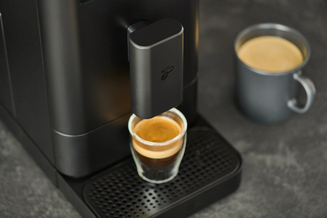 Ekspres TCHIBO Esperto 2 Caffe Czarny espresso caffè crema smak aromat temperatura ciśnienie mielenie woda proporcje dostosowanie kawa