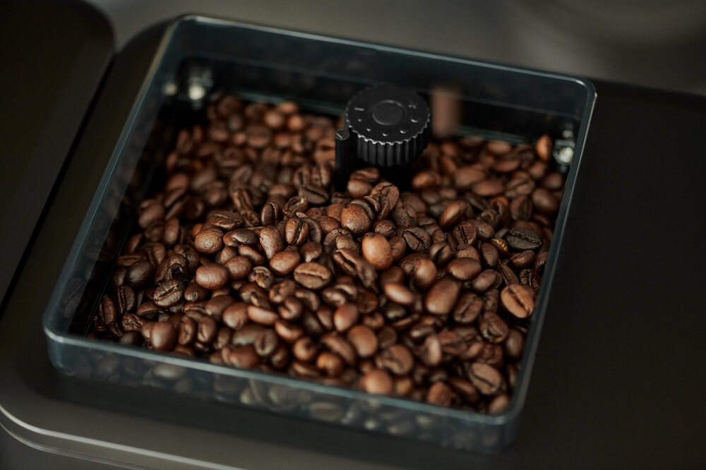 Ekspres TCHIBO Esperto 2 Caffe Czarny napar funkcja regulacji intensywnośc kawa technologia Intense+ wysoka jakość młynek stożkowy ze stali nierdzewnej łatwe czyszczenie automatycznemu programowi odkamieniania