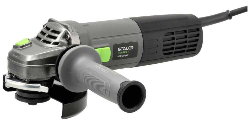 Szlifierka kątowa STALCO Perfect AG125QVS S-98202 szlifierka na białym tle widoczna od przodu pod skosem wszechstronne narzędzie do cięcia szlifowania i obróbki metalu betonu czy tworzyw sztucznych du uzytku w wrsztacie i w domu efektywne i bezpieczne wykonywanie różnorodnych zadań