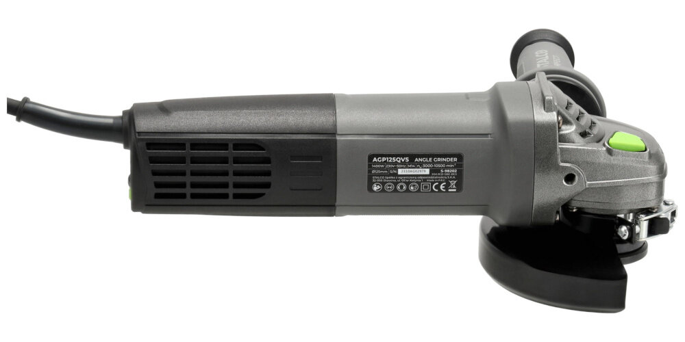 Szlifierka kątowa STALCO Perfect AG125QVS S-98202 szlifierka na białym tle widoczna z boku silnik o mocy 1400 W stabilne osiągi maksymalna prędkość obrotowa do 10500 obr./min regulacja