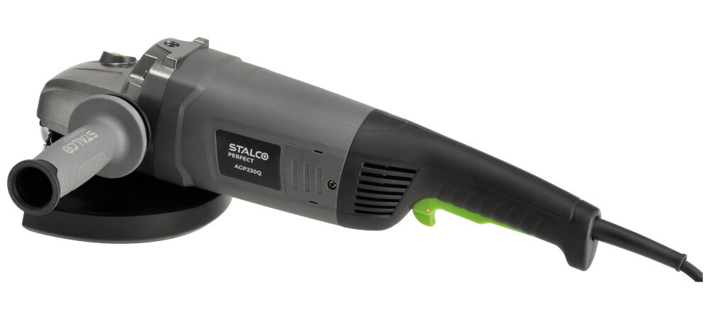 Szlifierka kątowa STALCO Perfect AG230Q S-98210 szlifierka na białym tle widoczna z boku od tyłu komplet akcesoriów klucz do montażu tarczy kołnierz wewnętrzny i zewnętrzny zapasowe szczotki osłona nie oferuje beznarzędziowej wymiany tarcz uchwyt M14 płynna praca