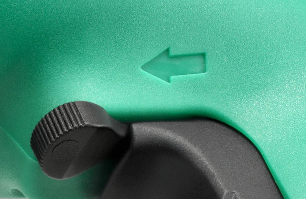 Wiertarka udarowa STALCO IDS13VS zbliżenie na przełącznik do zmiany kierunku obrotów funkcji zmiany kierunku obrotu możne obracać się w prawo i w lewo ułatwia to prace montażowe i serwisowe uniwersalność urządzenia