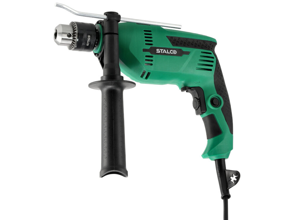 Wiertarka udarowa STALCO IDS13VS wiertarka na białym tle widoczna z boku dodatkowy uchwyt boczny zwiększa stabilność prowadzenia wiertarki poprawia bezpieczeństwo pracy główna rękojeść ma ergonomiczną konstrukcję antypoślizgową powłoką lepsza kontrola