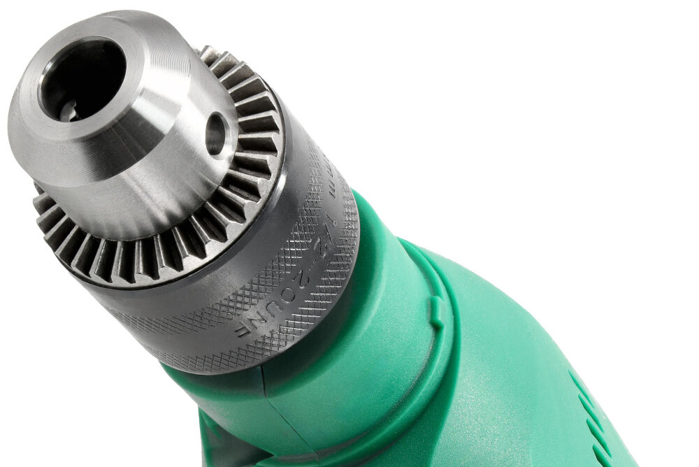 Wiertarka udarowa STALCO IDS13VS zbliżenie na uchwyt wiertarski uchwyt z wieńcem zębatym pewnie trzyma wiertła w zakresie od 1,5 do 13 mm stabilne osadzenie narzędzia ogranicza drgania wiertła poprawia dokładność wykonywanych otworów zwiększa bezpieczeństwo pracy przewód o długości 2 metrów swoboda ruchu i wytrzymałość