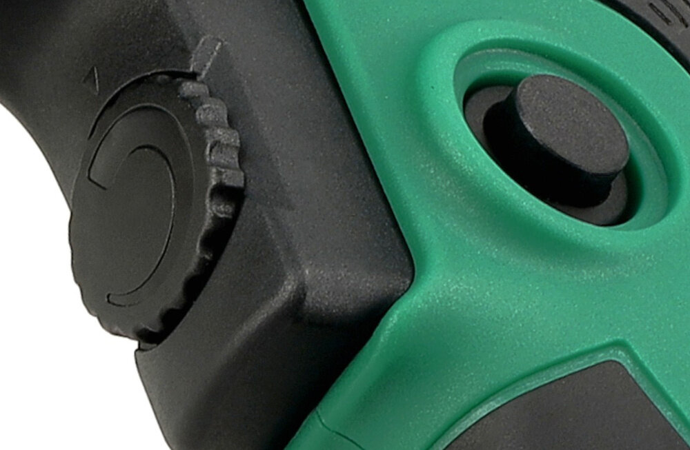 Wiertarka udarowa STALCO IDS16KVS zbliżenie na pokrętło do regulacji prędkości mechanizm regulacji obrotów precyzyjne dostosowanie prędkości wiercenia do obrabianego materiału rozpoczęcie pracy bez gwałtownego szarpnięcia zwiększa kontrolę nad narzędziem ogranicza ryzyko błędów stopniowe przyspieszanie obrotów ułatwia wiercenie