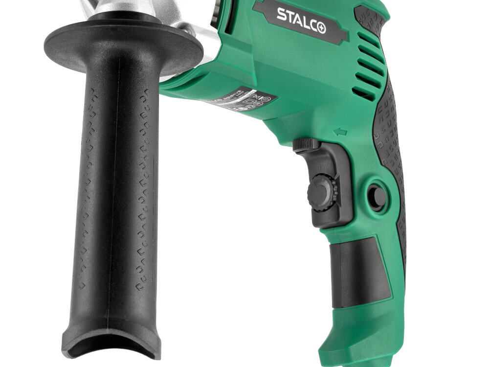 Wiertarka udarowa STALCO IDS16KVS zbliżenie na uchwyt dodatkowy i uchwyt główny dodatkowy uchwyt boczny zwiększa stabilność prowadzenia wiertarki poprawia bezpieczeństwo pracy główna rękojeść ma ergonomiczną konstrukcję antypoślizgową powłoką lepsza kontrola