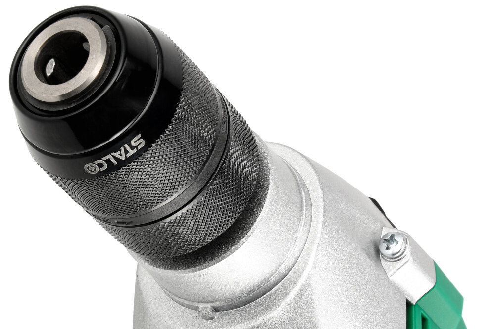 Wiertarka udarowa STALCO IDS16KVS zbliżenie na uchwyt wiertarski metalowy uchwyt bezkluczykowy pewnie trzyma wiertła w zakresie od 1,5 do 13 mm ogranicza drgania i minimalizuje ryzyko przesunięcia wiertła kontrolę nad każdym ruchem narzędzia przewód o długości 2,5 metra 