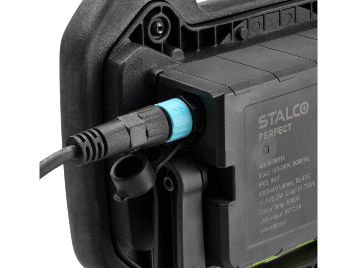 Reflektor STALCO PERFECT C-FLS40W, źródło, światło, żywotnośc, technologia LED, na białym tle zbliżenie na podpięcie zasilania do reflektora