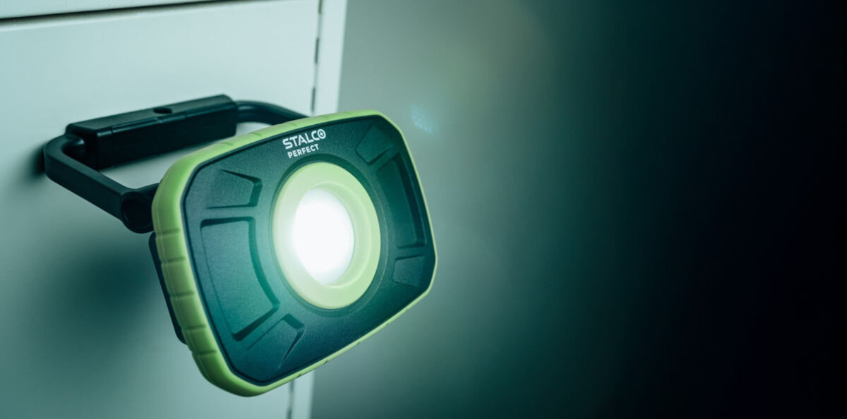 Reflektor STALCO PERFECT S-98809, światło, oświetlenie, warunki, praca, reflektor przytwierdzony do ściany uchwytem