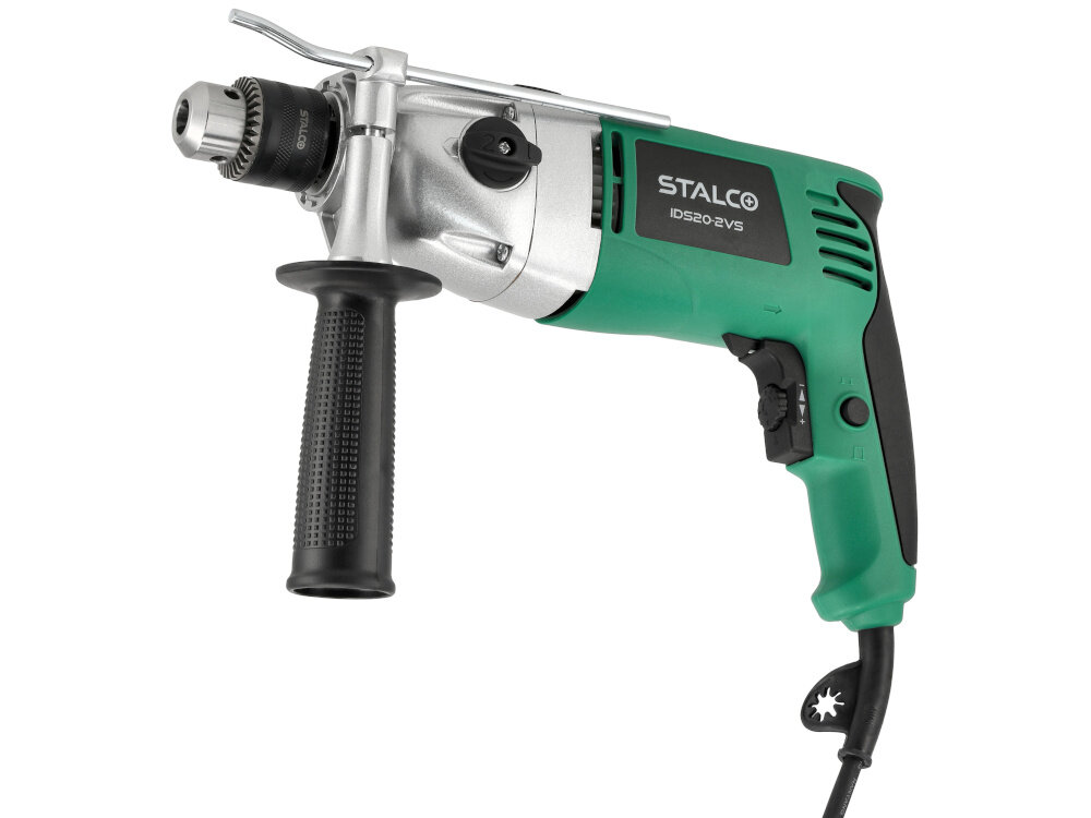 Wiertarka udarowa STALCO IDS20-2VS S-97219 wiertarka na białym tle widoczna od przodu pod lekkim skosem do wiercenia w drewnie stali i betonie moc 1050 W funkcja udaru otwory w twardych materiałach o średnicy do 13 mm niewielka budowa niska waga