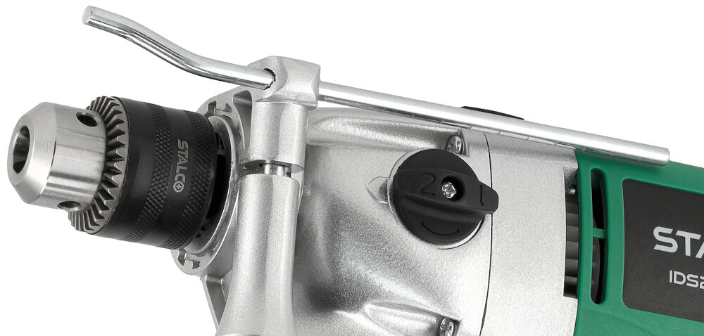 Wiertarka udarowa STALCO IDS20-2VS S-97219 zbliżenie na ogranicznik głębokości wiercenia ogranicznik głębokości wiercenia precyzyjne kontrolowanie głębokości otworu uzyskiwanie powtarzalnych wyników można wiercić dokładnie na wymaganą głębokość zwiększa precyzję do montażu kołków wkrętów i elementów mocujących