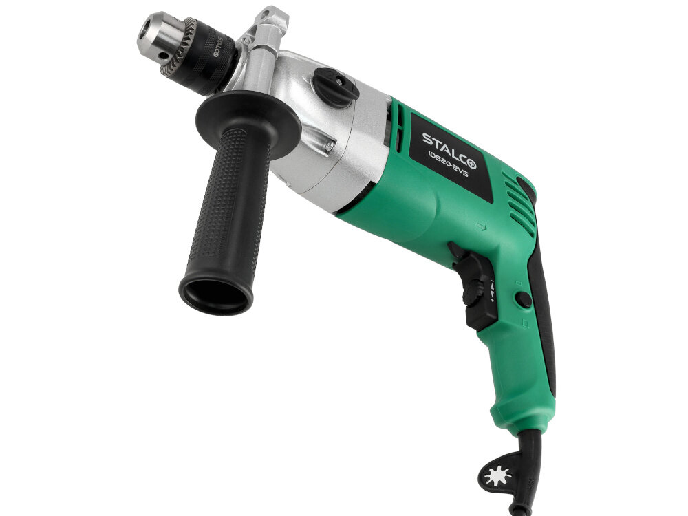 Wiertarka udarowa STALCO IDS20-2VS S-97219 wiertarka na białym tle widoczna od spodu pod lekkim skosem dodatkowy uchwyt boczny zwiększa stabilność prowadzenia wiertarki poprawia bezpieczeństwo pracy główna rękojeść ma ergonomiczną konstrukcję antypoślizgową powłoką lepsza kontrola
