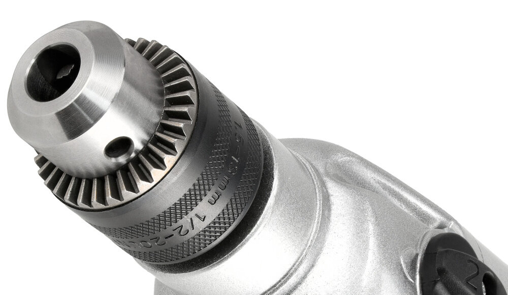 Wiertarka udarowa STALCO IDS20-2VS S-97219 zbliżenie na uchwyt wiertarski uchwyt z wieńcem zębatym pewnie trzyma wiertła w zakresie od 1,5 do 13 mm stabilne osadzenie narzędzia ogranicza drgania wiertła poprawia dokładność wykonywanych otworów zwiększa bezpieczeństwo pracy przewód o długości 2 metrów swoboda ruchu i wytrzymałość