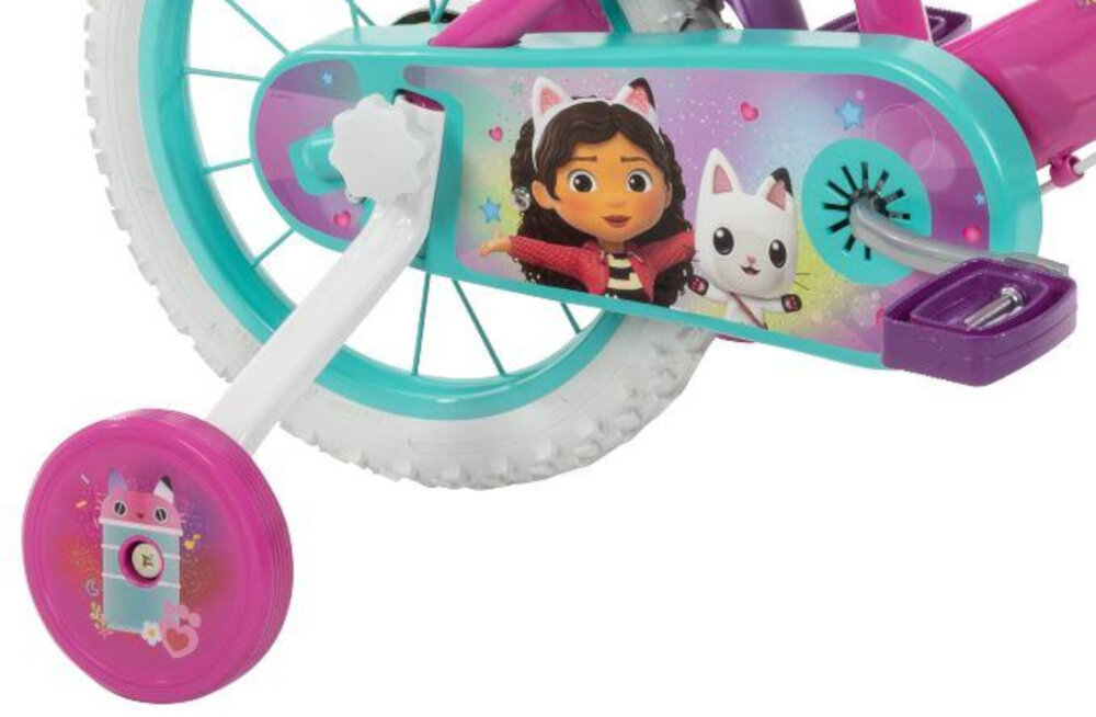 Rower dziecięcy HUFFY Koci Domek Gabi 14 cali dla dziewczynki Różowy zbliżenie na kółka boczne i osłonę łańcucha zdjęcie na białym tle boczne kółka asekurują dziecko w początkowej fazie nauki boczne kółka można łatwo usunąć osłona łańcucha kolorowa grafika zabezpiecza łańcuch przed brudem