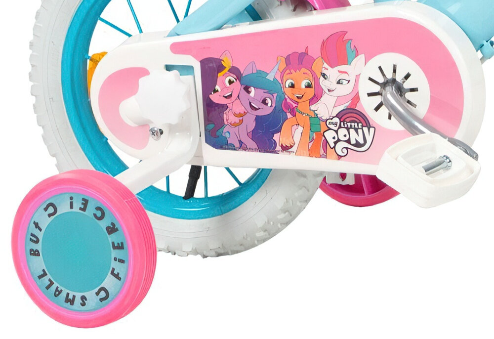 Rower dziecięcy TOIMSA My Little Pony 12 cali dla dziewczynki Błękitny zbliżenie na kółka boczne i osłonę łańcucha zdjęcie na białym tle boczne kółka asekurują dziecko w początkowej fazie nauki boczne kółka można łatwo usunąć osłona łańcucha grafika z wizerunkami koników My Little Pony zabezpiecza łańcuch przed brudem