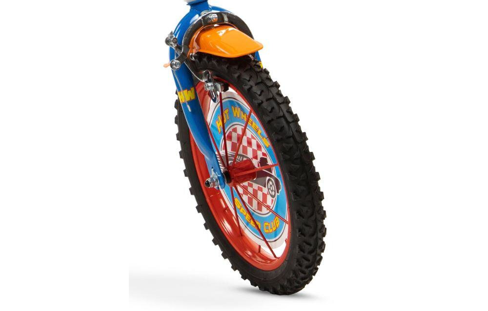 Rower dziecięcy TOIMSA Hot Wheels 16 cali dla chłopca Niebiesko-czerwony zbliżenie na przednie koło zdjęcie na białym tle koła z pianki EVA w rozmiarze 16 cali mocne obręcze z wysokiej jakości tworzywa sztucznego dobra przyczepność aluminiowe obręcze zachowanie regularnego kształtu kół stabilne trzymanie opony bezpieczna jazda błotniki elegancki osłaniają odzież wygląd regularne sprawdzanie ciśnienia powietrza wartość na bocznej części opony