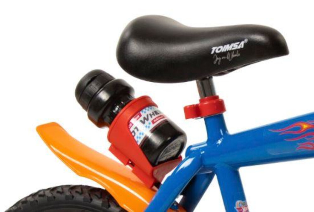 Rower dziecięcy TOIMSA Hot Wheels 16 cali dla chłopca Niebiesko-czerwony zbliżenie na siodełko z widocznym uchwytem na bidon zdjęcie na białym tle bezpieczna i satysfakcjonująca aktywność wygodne siodełko pełen komfort podczas długiej jazdy uchwyt z bidonem bezpiecznie komfortowo