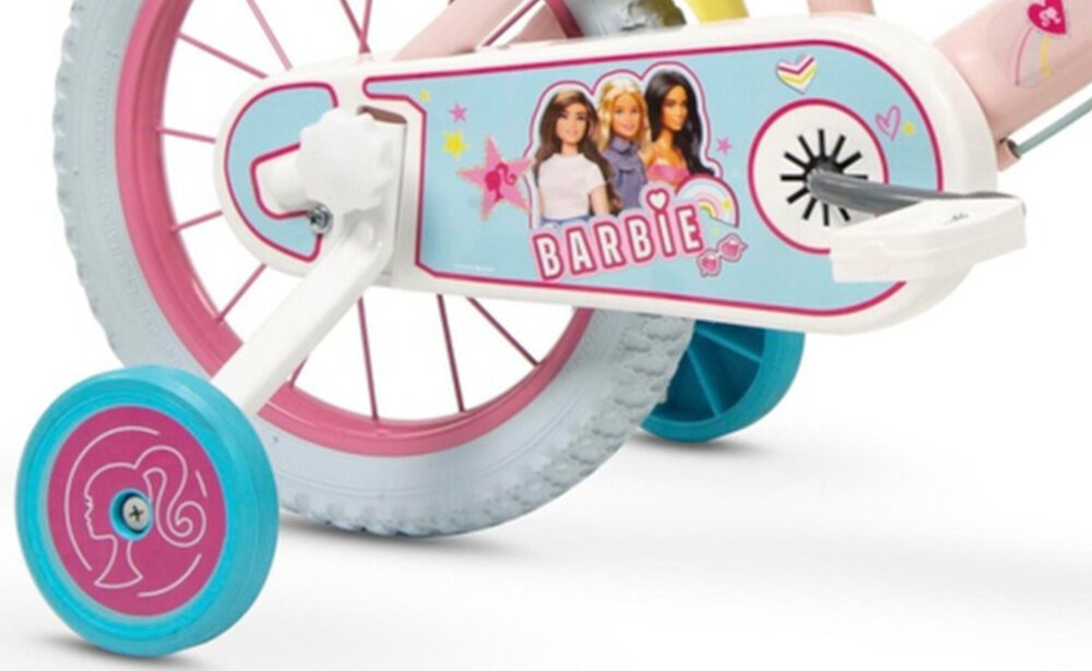 Rower dziecięcy TOIMSA Barbie 14 cali dla dziewczynki Różowy zbliżenie na kółka boczne i osłonę łańcucha zdjęcie na białym tle boczne kółka asekurują dziecko w początkowej fazie nauki boczne kółka można łatwo usunąć osłona łańcucha grafika z wizerunkami lalek Barbie zabezpiecza łańcuch przed brudem