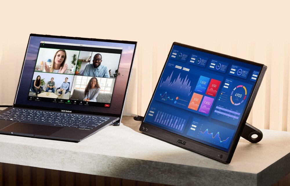 Monitor ASUS ZenScreen MB166CR Laptop stojący na biurku obok przenośnego ekranu, na którym widać kolorowe wykresy i panele z danymi, opis