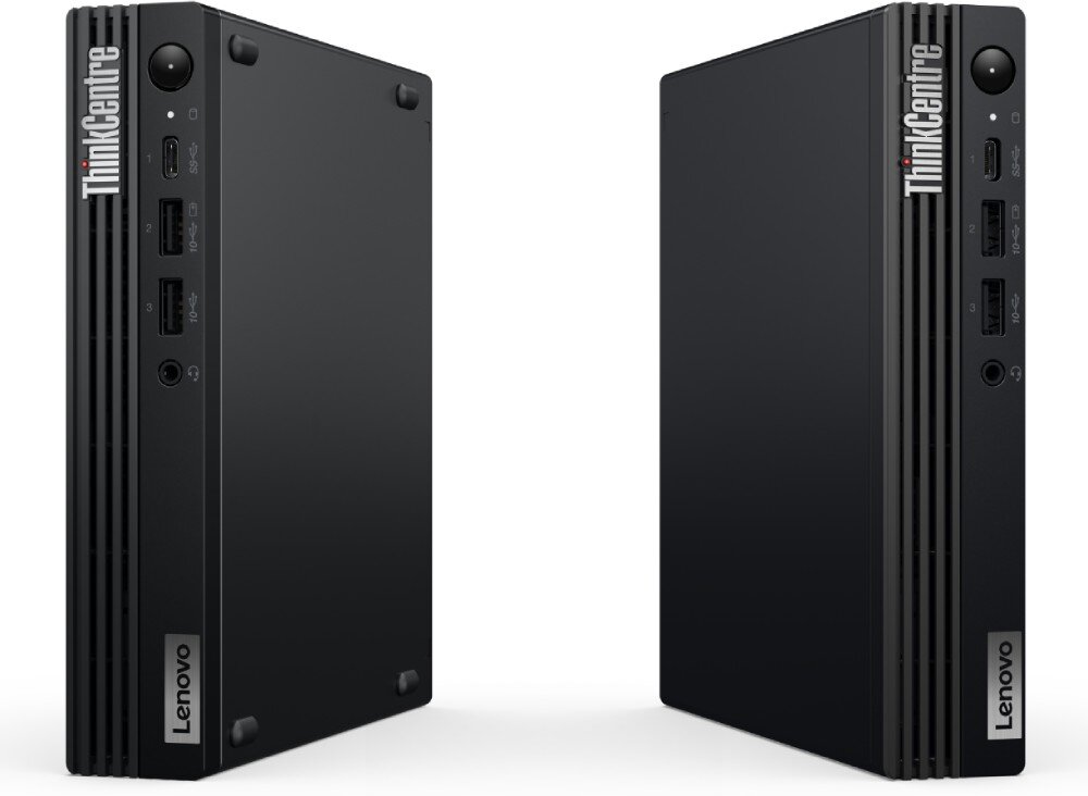 Komputer LENOVO ThinkCentre M70q Gen 5 Widok na dwie czarne obudowy komputera typu tiny ustawione pod kątem, ukazujące przednie panele z portami USB, gniazdem słuchawkowym, przyciskiem zasilania oraz pionowym logo ThinkCentre i poziomym Lenovo, opis