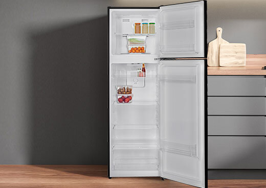 Otwarta lodówka MPM-216-CF-28 wypełniona artykułami spożywczymi w kuchni.