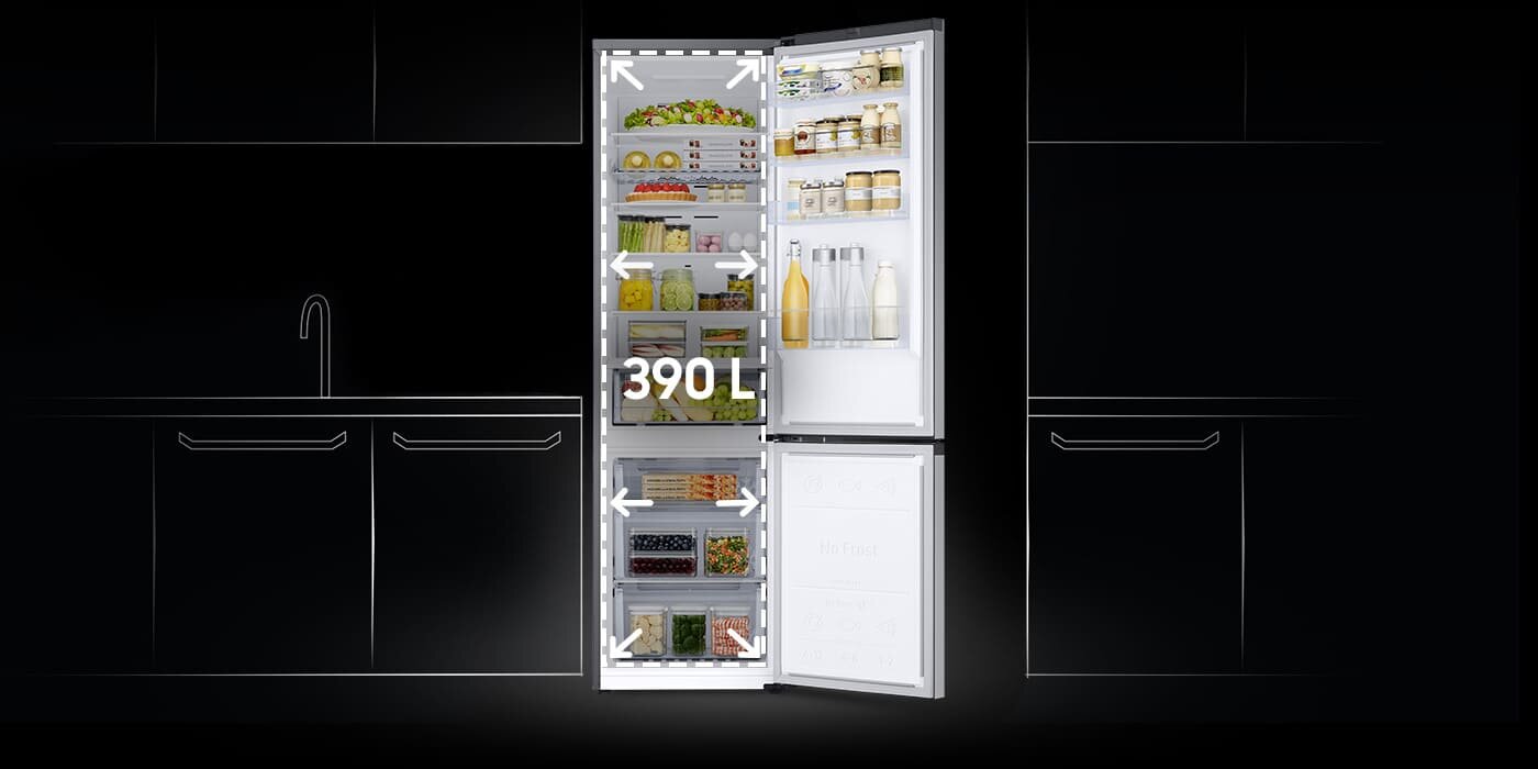 Otwarta lodówka Samsung RB38C602DSA przedstawiona na tle szkicu kuchni